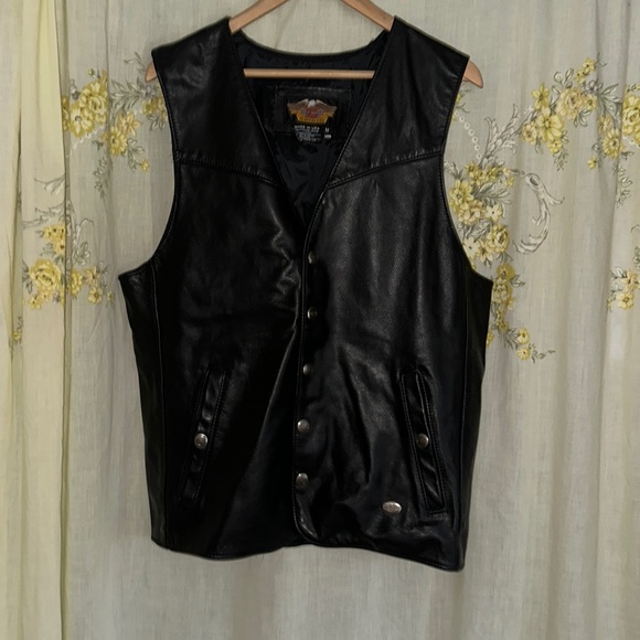 Harley-Davidson Men's Genuine Leather Vest, Snap Closure, Sized Medium Long! - Picture 1 of 5